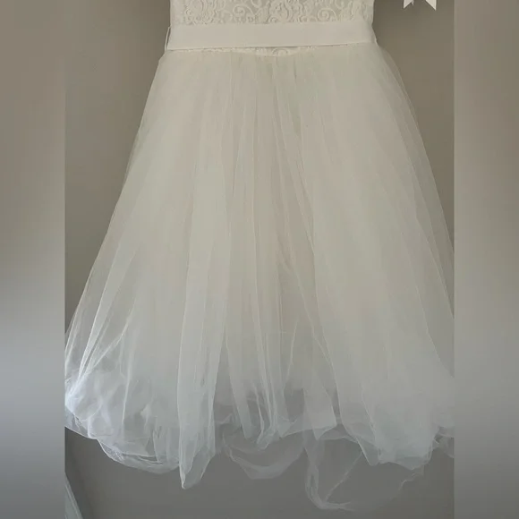 David’s Bridal flower girl dress style RK1368 size 2T soft white basket included - Picture 4 of 10
